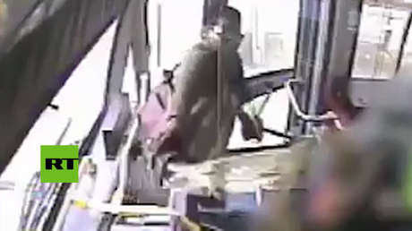 Alivia sus necesidades en un vaso y le lanza su orina a la conductora de un autobús
