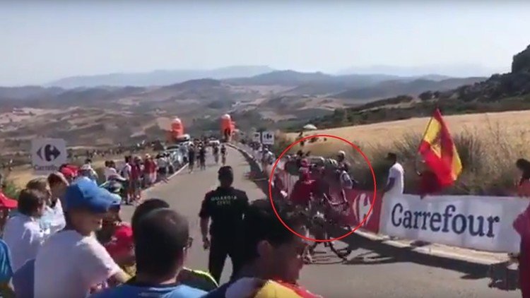 "Es inmoral": Agreden a un ciclista ruso en plena Vuelta a España (VIDEO)