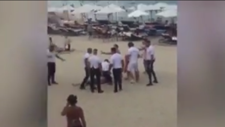Video: Batalla entre personal de seguridad y turistas en una playa de España