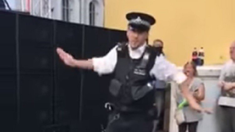 Los pasos de baile de este policía vuelven locos a los asistentes al Carnaval de Notting Hill 