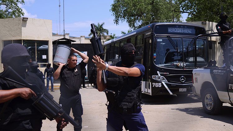 México: Unos ladrones asaltan el mismo autobús y se matan entre sí