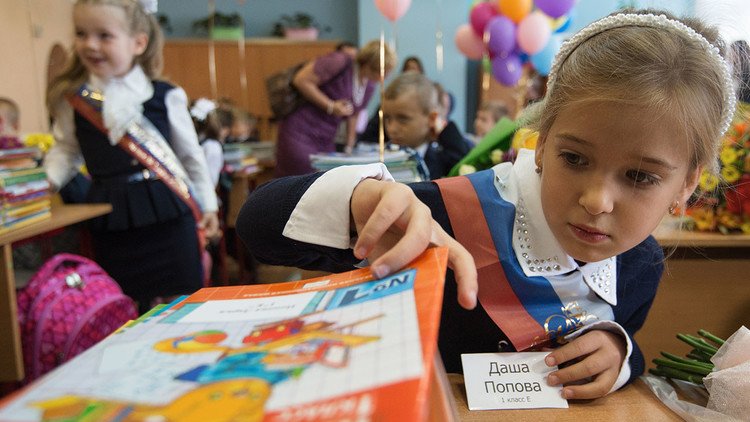 Primeros madrugones: Los niños de Rusia celebran su primer día de escuela