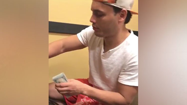 "Soy tan pobre que lo único que tengo es dinero": un boxeador se jacta de fajos de billetes (VIDEO)