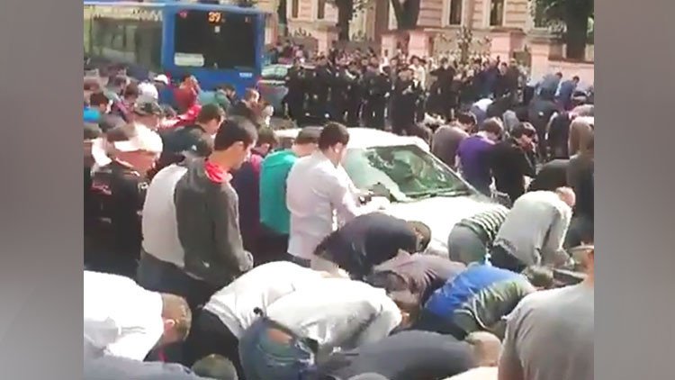 Musulmanes se reúnen frente a la Embajada de Birmania en Moscú en apoyo de los rohinyás (Video)