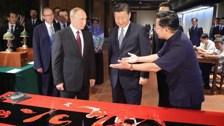 Xi Jinping regala a Vladímir Putin un escritorio artesanal (VIDEO)