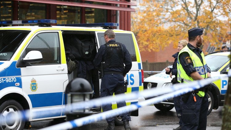 FOTOS: Arrestan a un hombre que amenazaba a una multitud con una espada en Suecia
