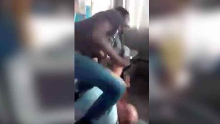 Conductor italiano, atacado por inmigrantes: "Me golpearon y amenazaron a mi familia" (VIDEOS)