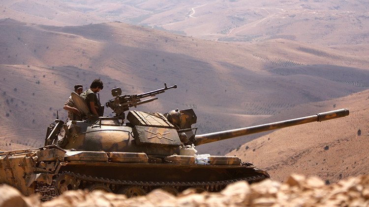 El Ejército sirio apoyado por Rusia toma puntos "estratégicos" en su contrataque contra Deir ez Zor