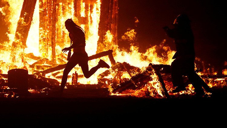 Miles de personas ven a un hombre lanzarse a las llamas en el 'Burning Man Festival'