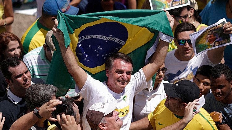 Quiere ser presidente de Brasil y responde con mensajes homófobos contra un Pulitzer