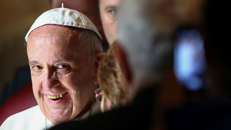 ¿El 'caballero oscuro' del Vaticano? Memes del papa Francisco a bordo del 'batimóvil' inundan la Red