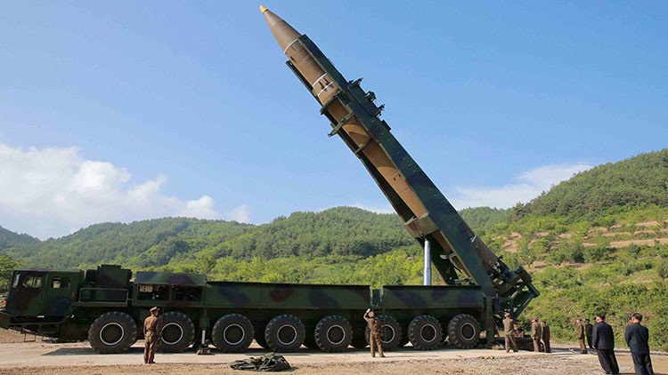 Corea del Norte traslada un misil balístico intercontinental hacia su costa occidental