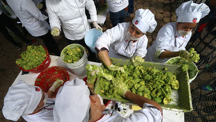 VIDEO: México 'se come' su propio récord Guinness de preparación de Guacamole con tres toneladas