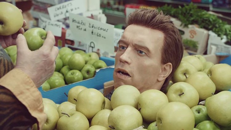 VIDEO: ¿Qué hace la cabeza de Schwarzenegger paseando sobre un mini-tanque por un supermercado?