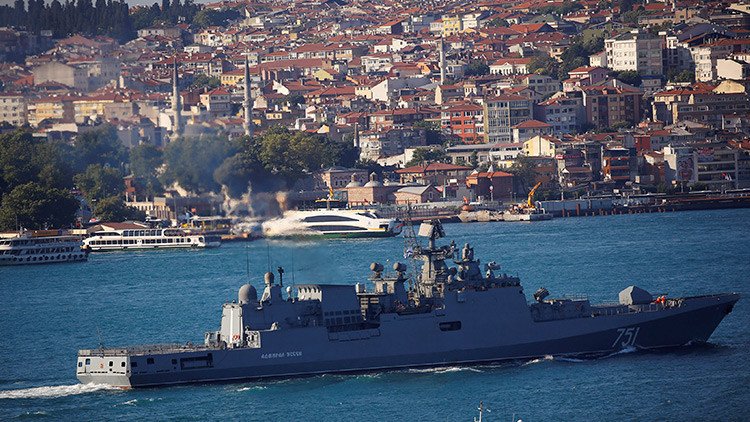 La fragata rusa Admiral Essen lanza misiles contra el Estado Islámico en Siria