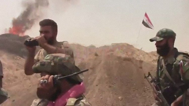 Video exclusivo: Soldados sirios se abrazan tras romper el cerco del Estado Islámico en Deir ez Zor