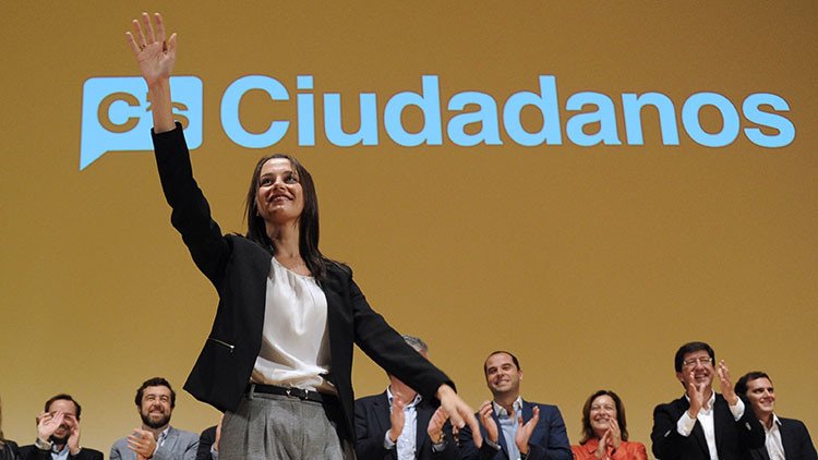 Le desea por las redes a una diputada catalana que "la violen en grupo" y la despiden de su trabajo