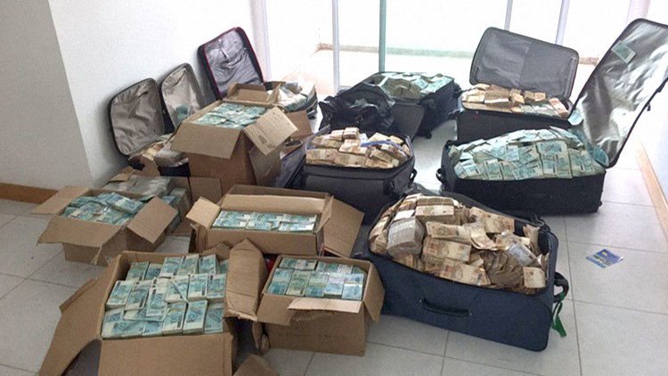 La Policía de Brasil halla 7 millones de dólares en efectivo en el piso de un exministro de Temer