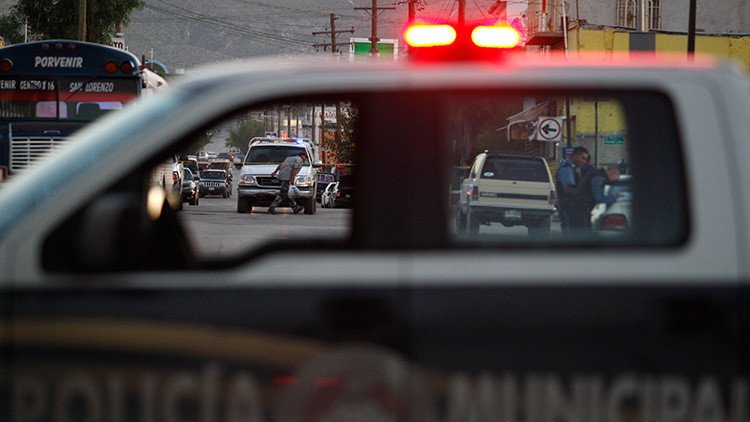 FUERTES IMAGENES: Sicarios asesinan a balazos a varios policías en una gasolinera de México
