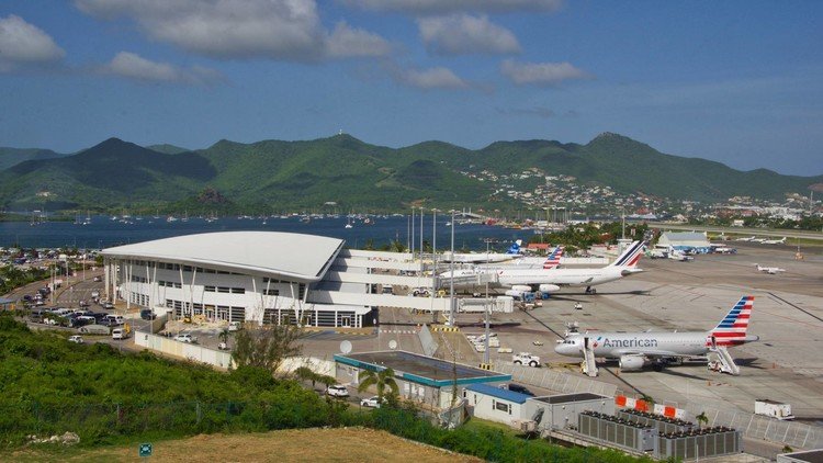 Isla "fuera de alcance": Reportan graves daños en el aeropuerto y puerto de San Martín 
