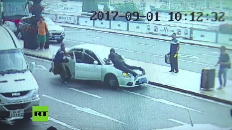 Un conductor arrastra a un oficial de Policía mientras huye de una inspección 