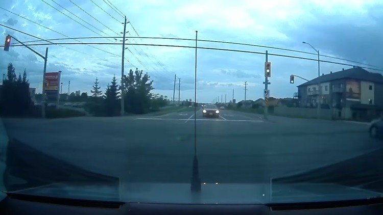 Un coche hace maniobras 'de película' antes de estrellarse contra un semáforo