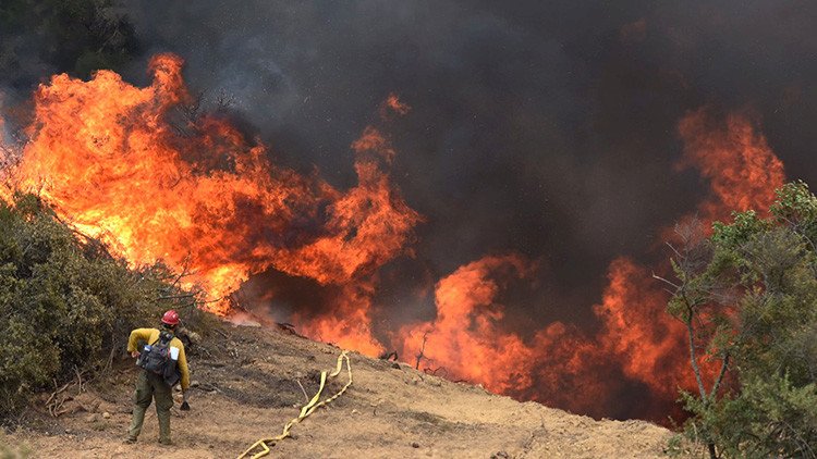 El espectáculo debe continuar: golfistas siguen jugando pese a un enorme incendio forestal (FOTO)