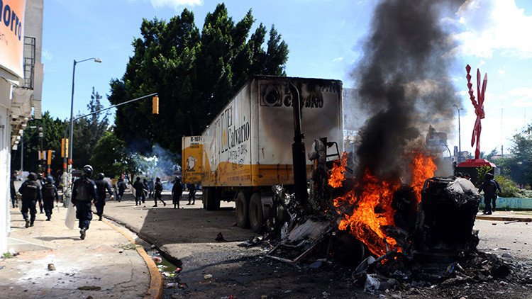 Policías y maestros se enfrentan en Oaxaca durante visita de Peña Nieto