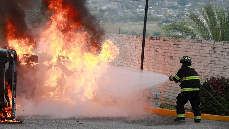 VIDEO: Se incendia autobús que transportaba a un club del fútbol mexicano