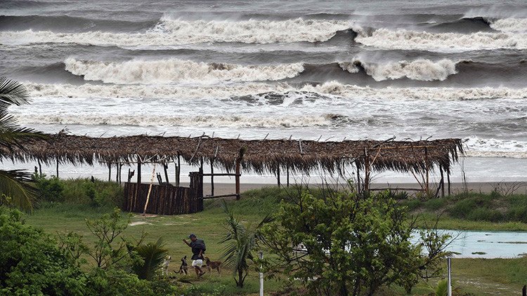 El huracán Katia toca tierra en las costas de México