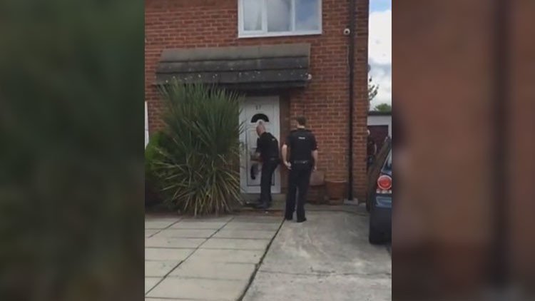 La Policía echa abajo puerta de su casa, pero él escapa por la ventana 