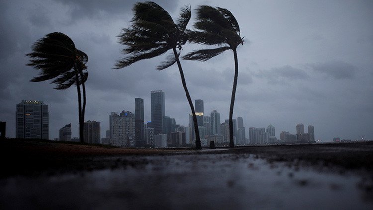 El huracán Irma gana fuerza y alcanza de nuevo la categoría 4