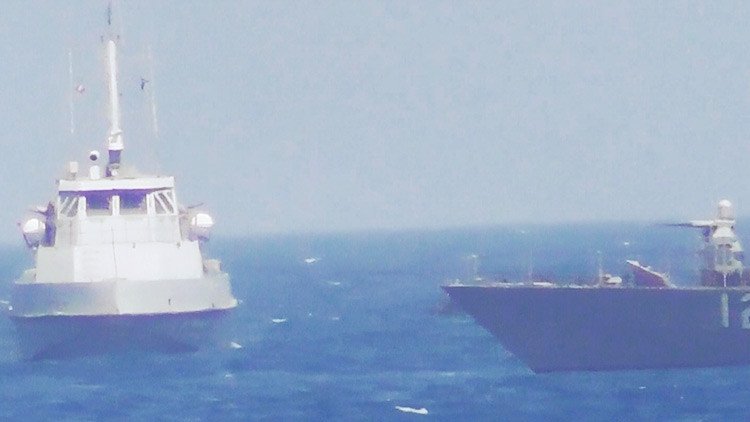 Un barco lanzamisiles iraní envía una señal de advertencia a un buque de EE.UU. 