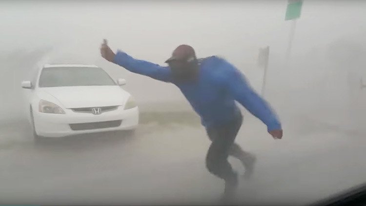 VIDEO: Un cazador de tormentas arriesga su vida para estudiar el huracán Irma
