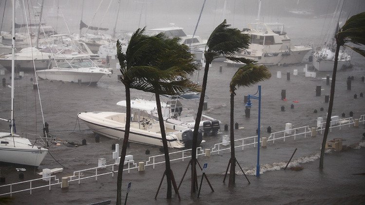 "Ciudad fantasma": Un español desafía al huracán Irma a bordo de un velero en Florida