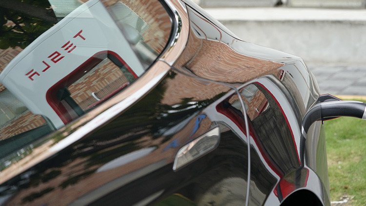 Un coche muy inteligente: la sorprendente medida de Tesla que ayuda a escapar del huracán Irma