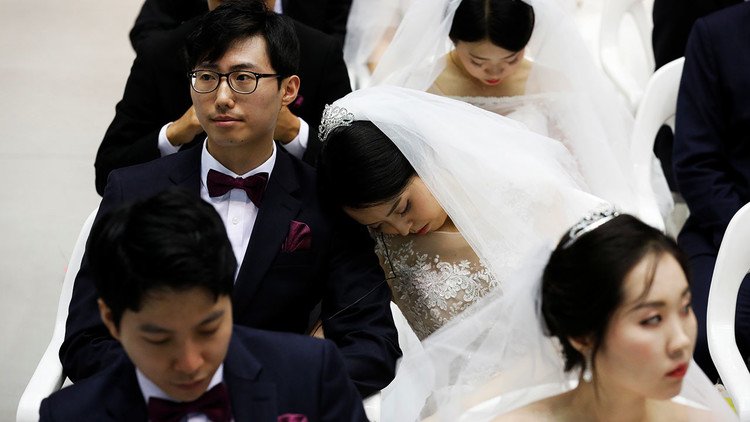 Miles de parejas de 64 países se reúnen en Corea del Sur en una ceremonia de bodas masiva