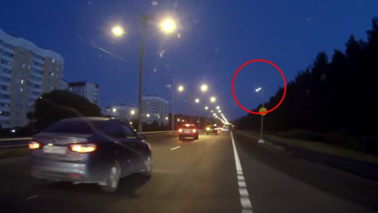Video: un meteoro de la constelación de Perseo ilumina el cielo de San Petersburgo