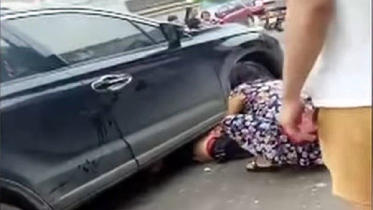 Transeúntes levantan un auto para rescatar a una mujer atropellada