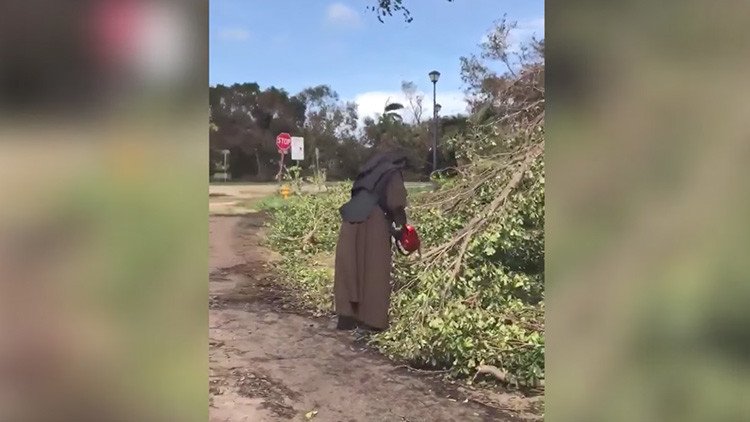Rezando y cortando: monja con una motosierra que limpia destrozos tras Irma se hace viral (VIDEO)