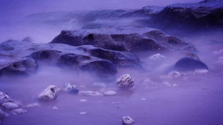 Un lago ruso se vuelve violeta y esta es la causa (Fotos)