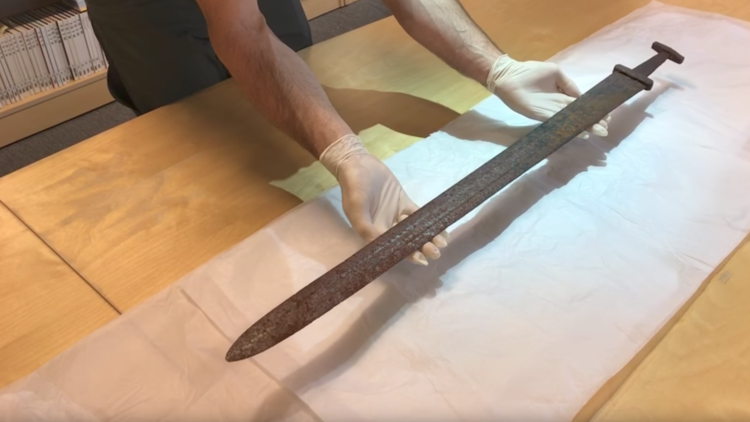 El reciente y misterioso hallazgo de una espada vikinga en Noruega (video)