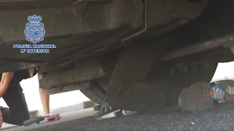 El angustioso rescate de un niño que intentaba entrar a España oculto en los bajos de un bus (VIDEO)