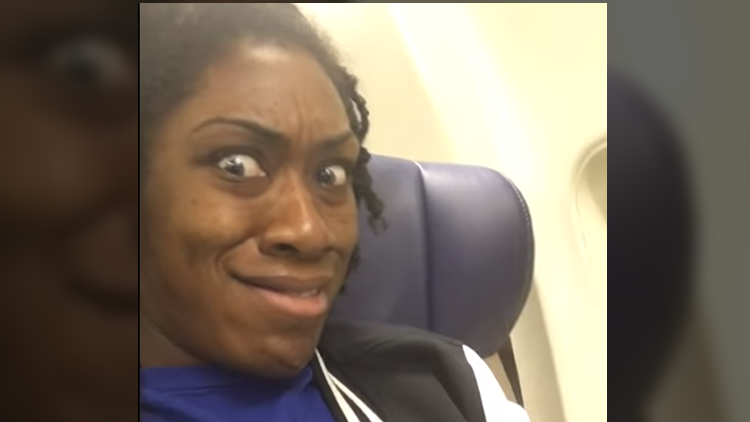 Pesadilla en los cielos: Lo que a esta joven le pasó en el avión no se lo desea a nadie [VIDEO]