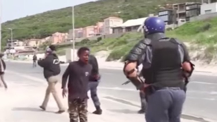 FUERTE VIDEO: Policía sudafricana dispara en la boca a un adolescente de 14 años en una protesta