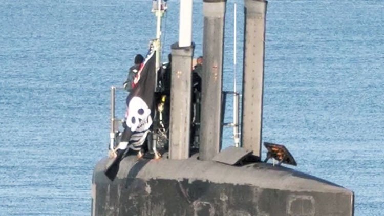 ¿Por qué un submarino nuclear de EE.UU. regresa a la base con la bandera pirata? (Video)