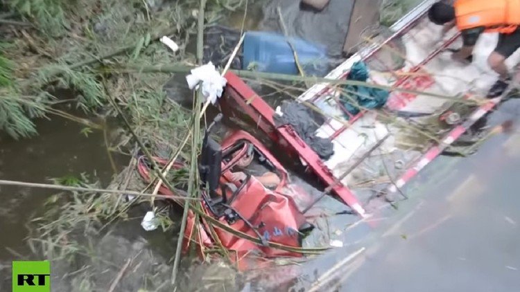 Un conductor cae al río con su camión y queda atrapado