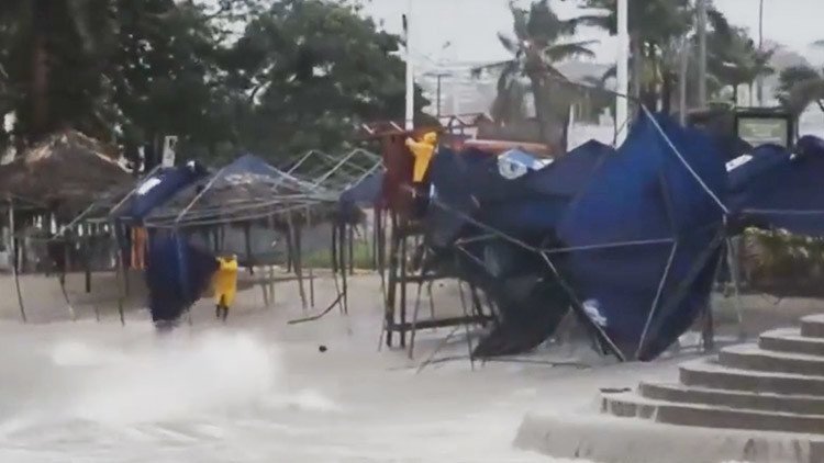 Primeras imágenes: El huracán Max azota la costa pacífica de México (VIDEO)