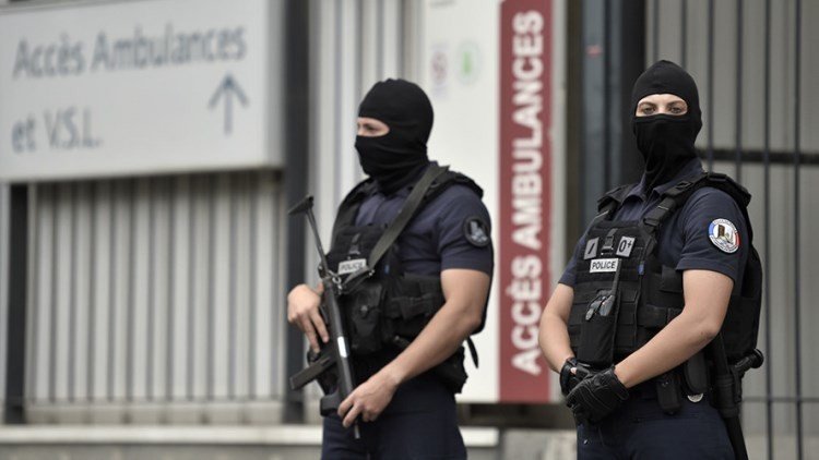 Un hombre ataca a un soldado con un cuchillo en París
