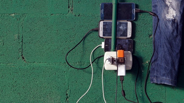 Una joven muere electrocutada mientras chateaba con su móvil cuando lo cargaba